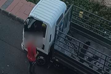  Vecinos de Las Huesas pillan a empleados de una empresa de la zona tirando desechos en un solar/TA.